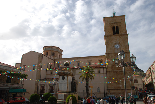 Piazza Vittorio Emanuele e la chiesa Madre